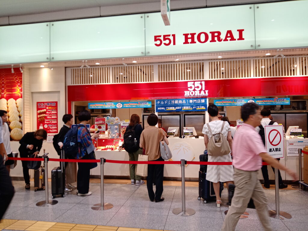 駅構内の551HORAI店舗