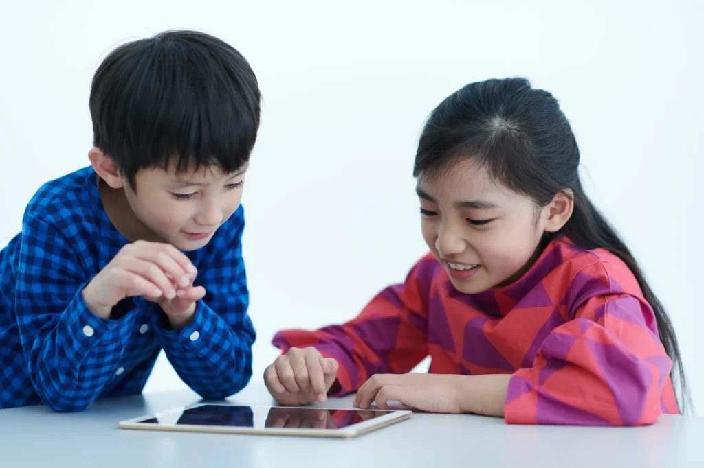 ワンダーボックスで遊ぶ子どもたち