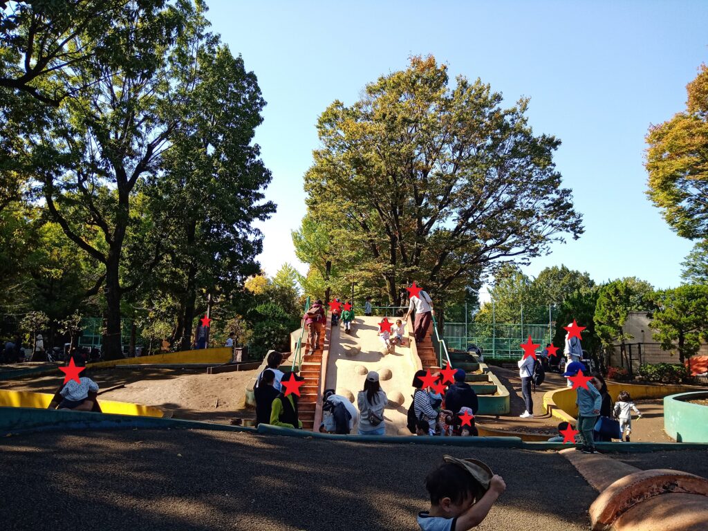 羽根木公園 子連れ 遊具 ピクニック 東京公園 アクセス 児童遊園 巨大な滑り台 迷路の遊び場 グローブジャングル 球体型の回転式ジャングルジム 砂場