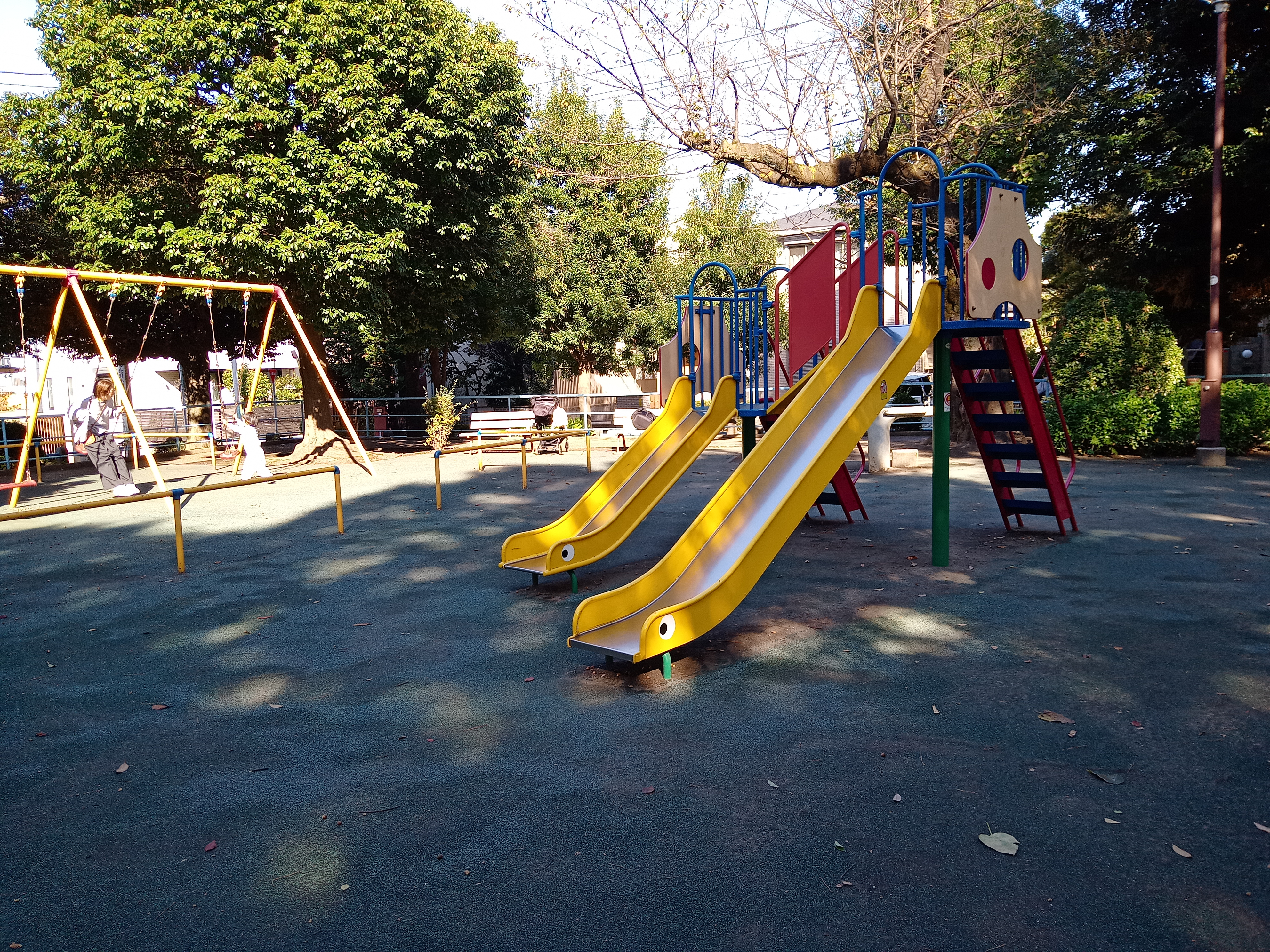 滑り台 羽根木公園 子連れ 遊具 ピクニック 東京公園 アクセス 児童遊園 巨大な滑り台 迷路の遊び場 グローブジャングル 球体型の回転式ジャングルジム 砂場