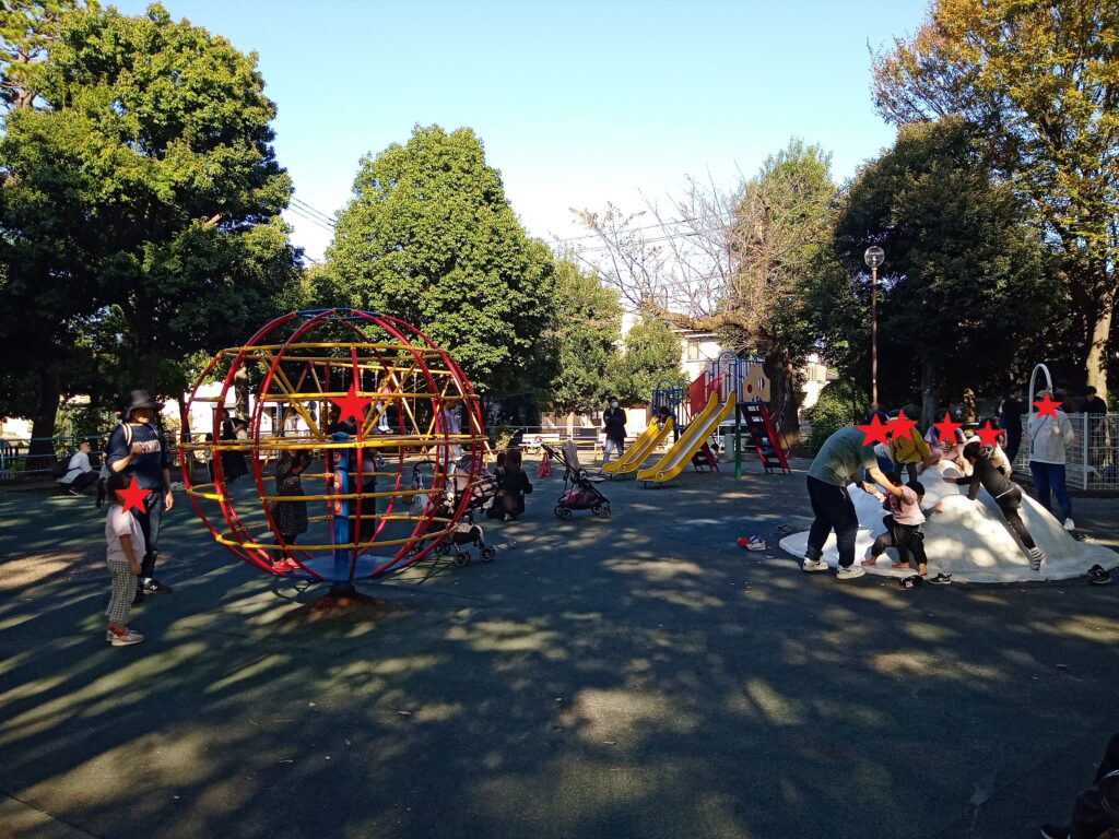 羽根木公園 子連れ 遊具 ピクニック 東京公園 アクセス 児童遊園 巨大な滑り台 迷路の遊び場 グローブジャングル 球体型の回転式ジャングルジム 砂場